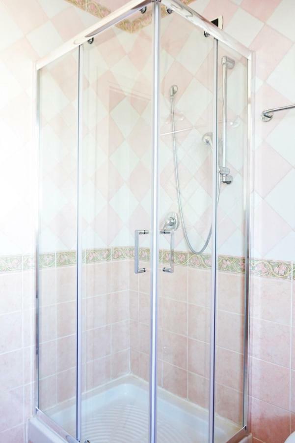 Villa Aurelia - Seafront Apartment With Terrace Куарту-Сант'Елена Екстер'єр фото